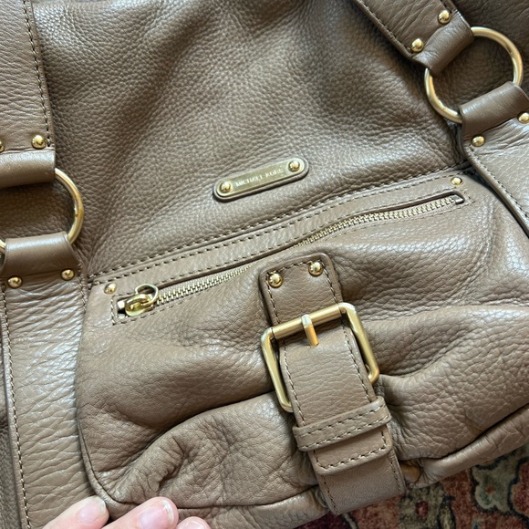 Michael Kors light Brown pebble Leather boho Shoulder Bag with gold accents - Picture 6 of 15